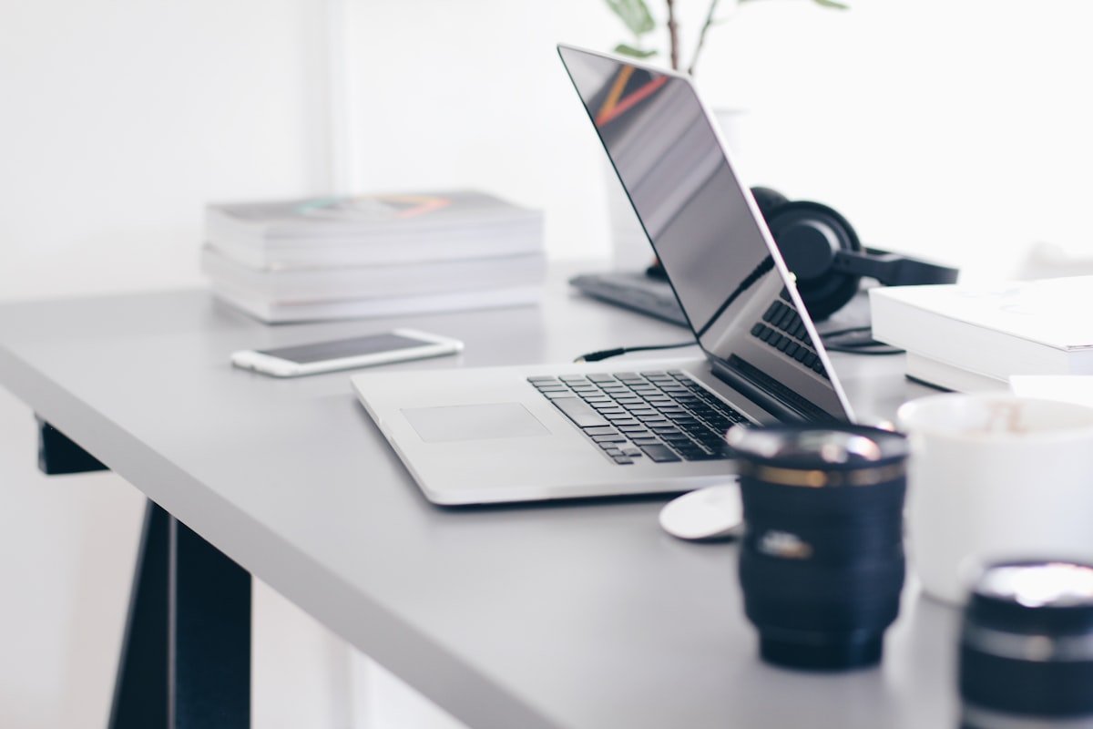 Community manager freelance ou agence : lequel choisir pour une TPE ?