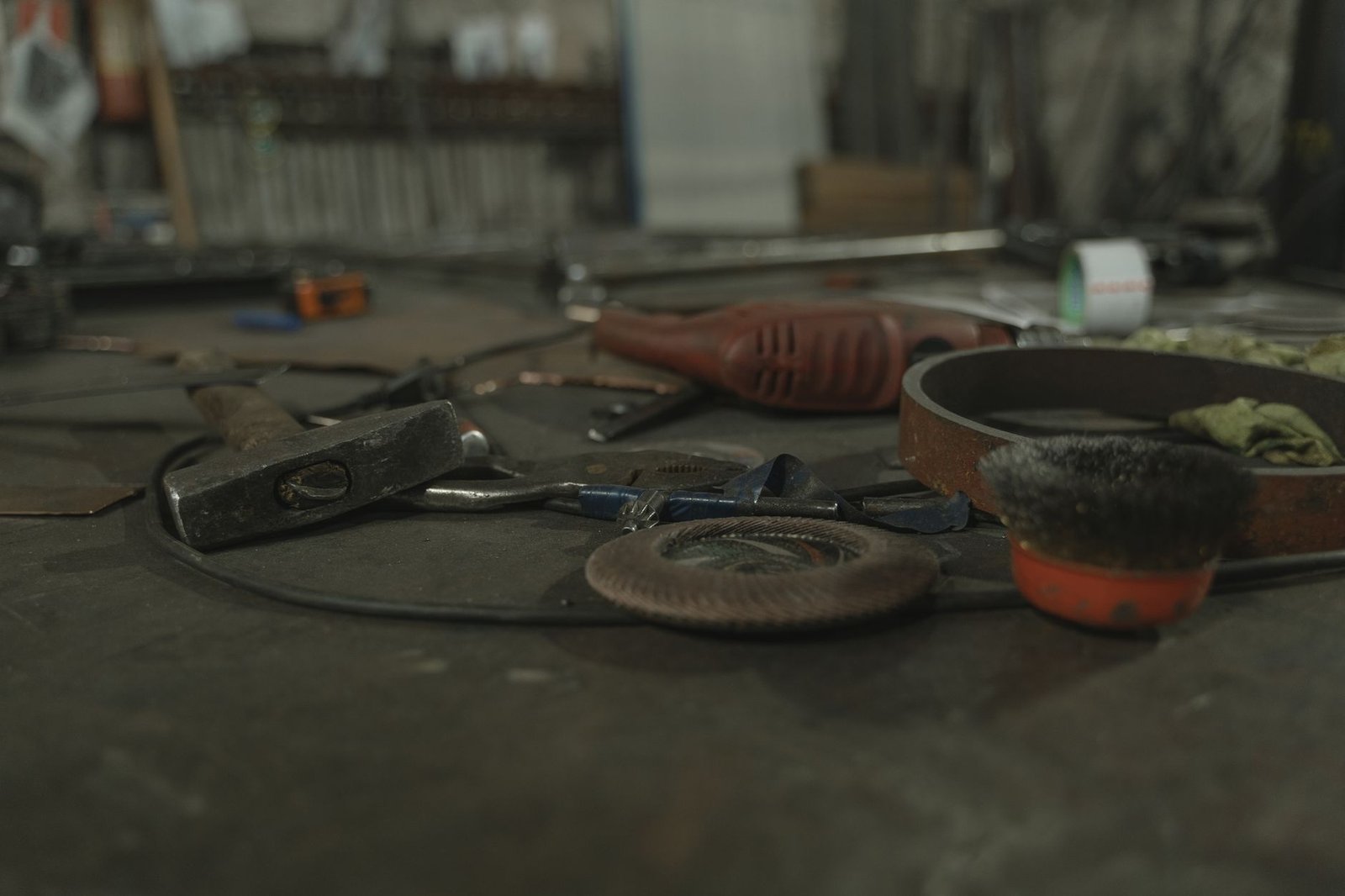 SEO local ou Google Ads : quelle stratégie choisir pour un artisan en Indre selon son budget ?