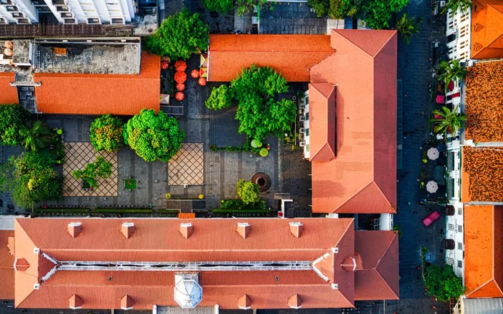 Vue aérienne par drone d'une cour intérieure entourée de toits orange